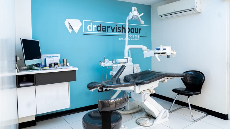 دکتر درویش پور سراغ شرکت پویا فراز خلاق آمد تا با ایده‌های جذاب برای بسته بندی محصولات دندانپزشکی امکانات بهتری به مراجعه کنندگان عزیز بدهد